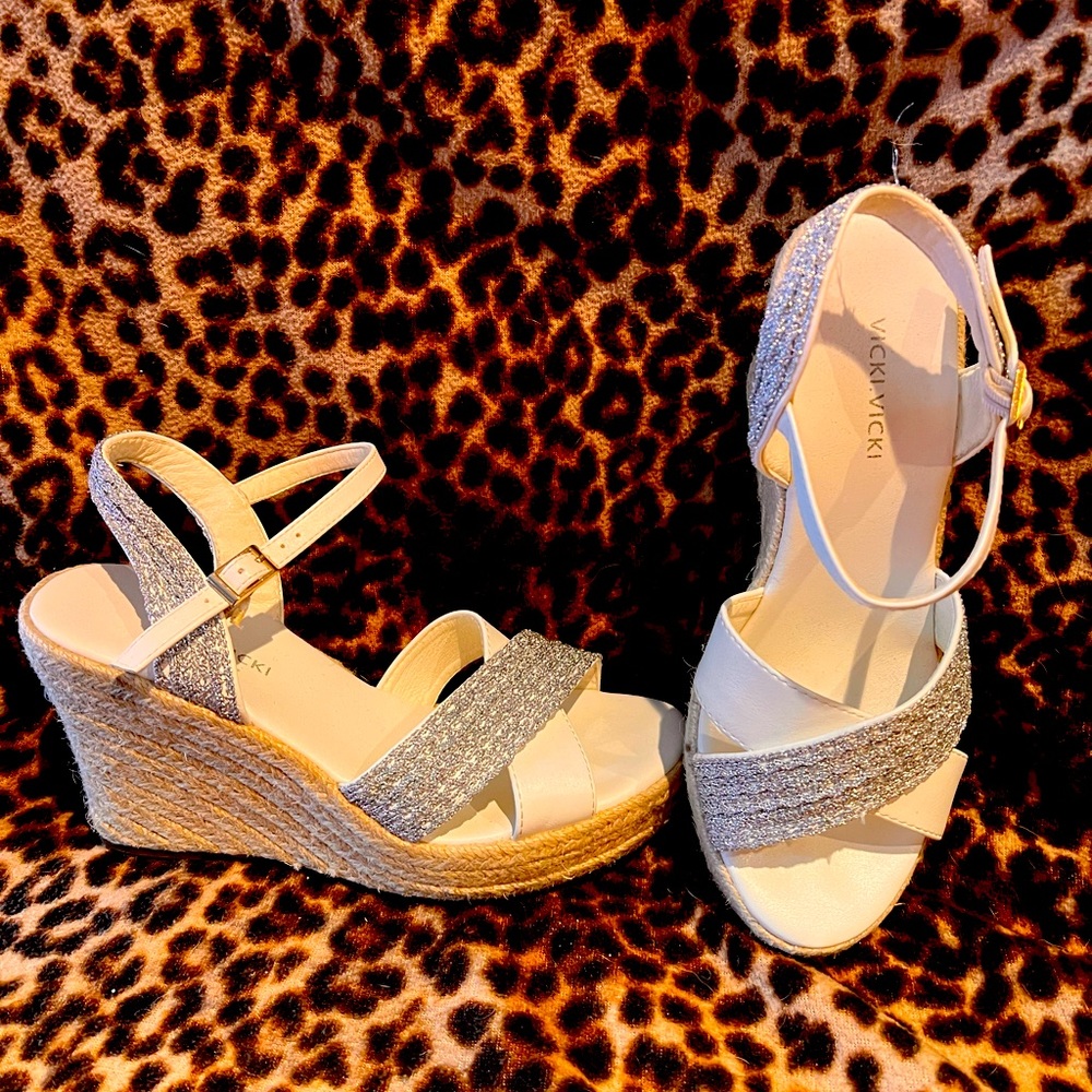 Vicky Vicky wedge Sandals size 8 white and shimmer silver